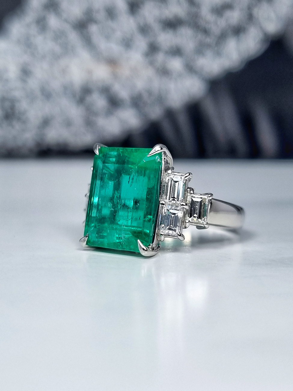 Украшение GRS GemResearch Swisslab  Кольцо с изумрудом 4,87 ct. Vivid Green (Colombia)   