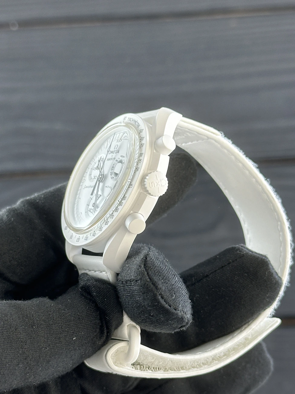 Часы Omega  Moonswatch Snoopy 2024  