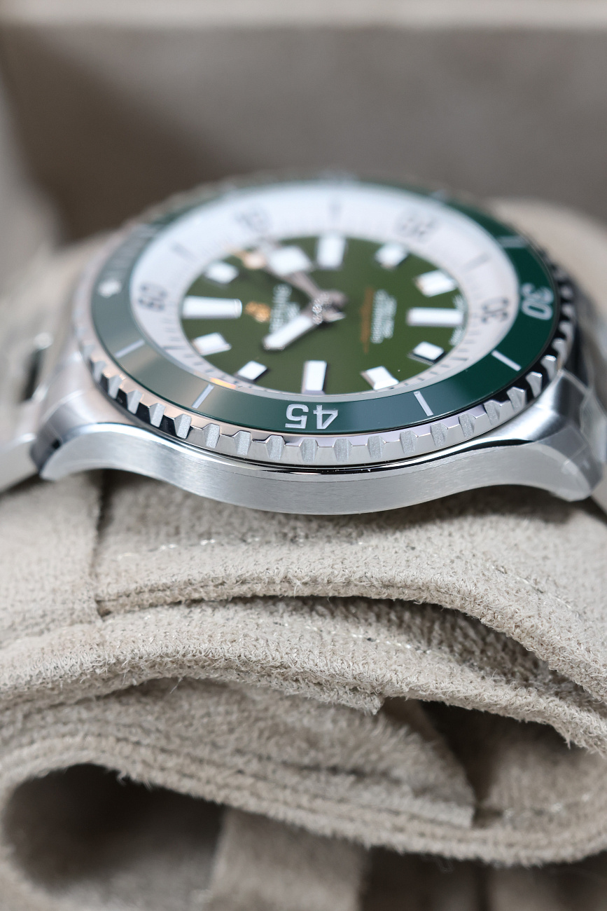 Часы Breitling  Superocean Automatic 44 Green Dial  A17376A31L1A1