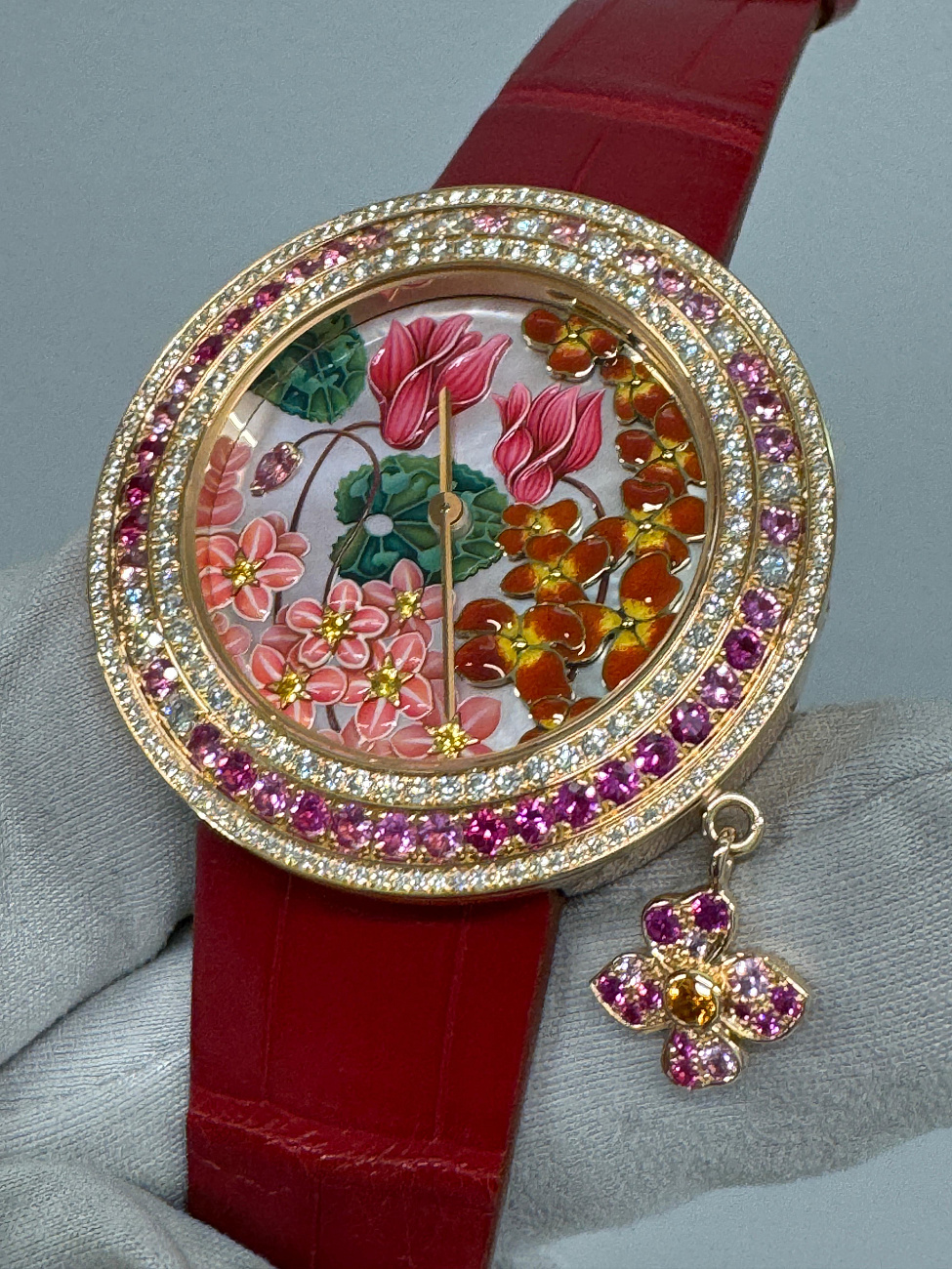 Украшение Van Cleef & Arpels  Charms Extraordinaire Amour  VCARO4JW00 