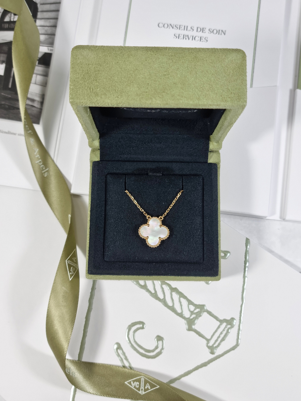 Украшение Van Cleef & Arpels  Vintage Alhambra Pendant  VCARA45900 