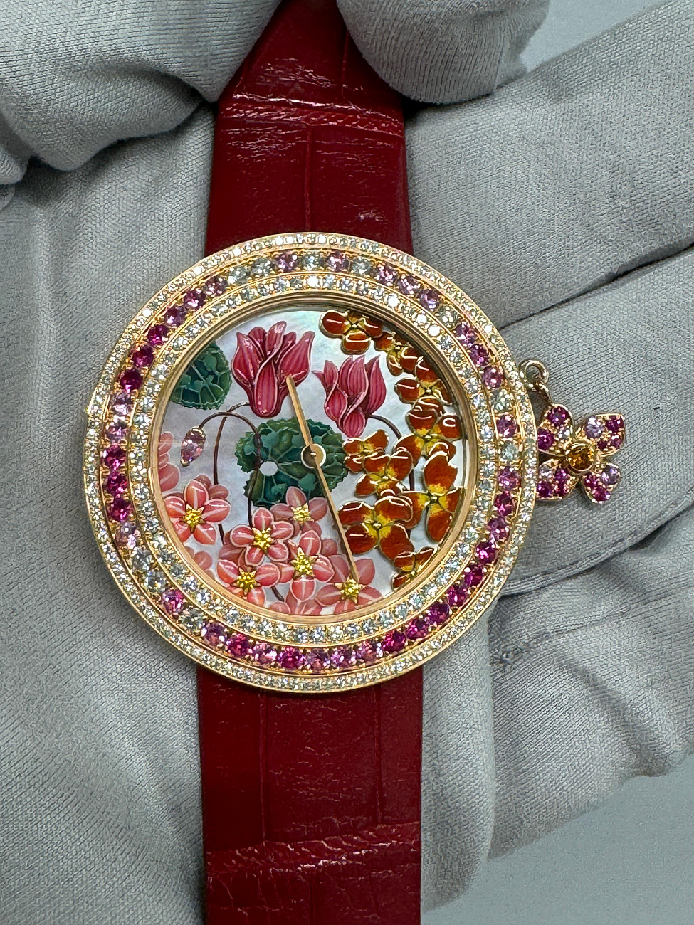 Украшение Van Cleef & Arpels  Charms Extraordinaire Amour  VCARO4JW00 