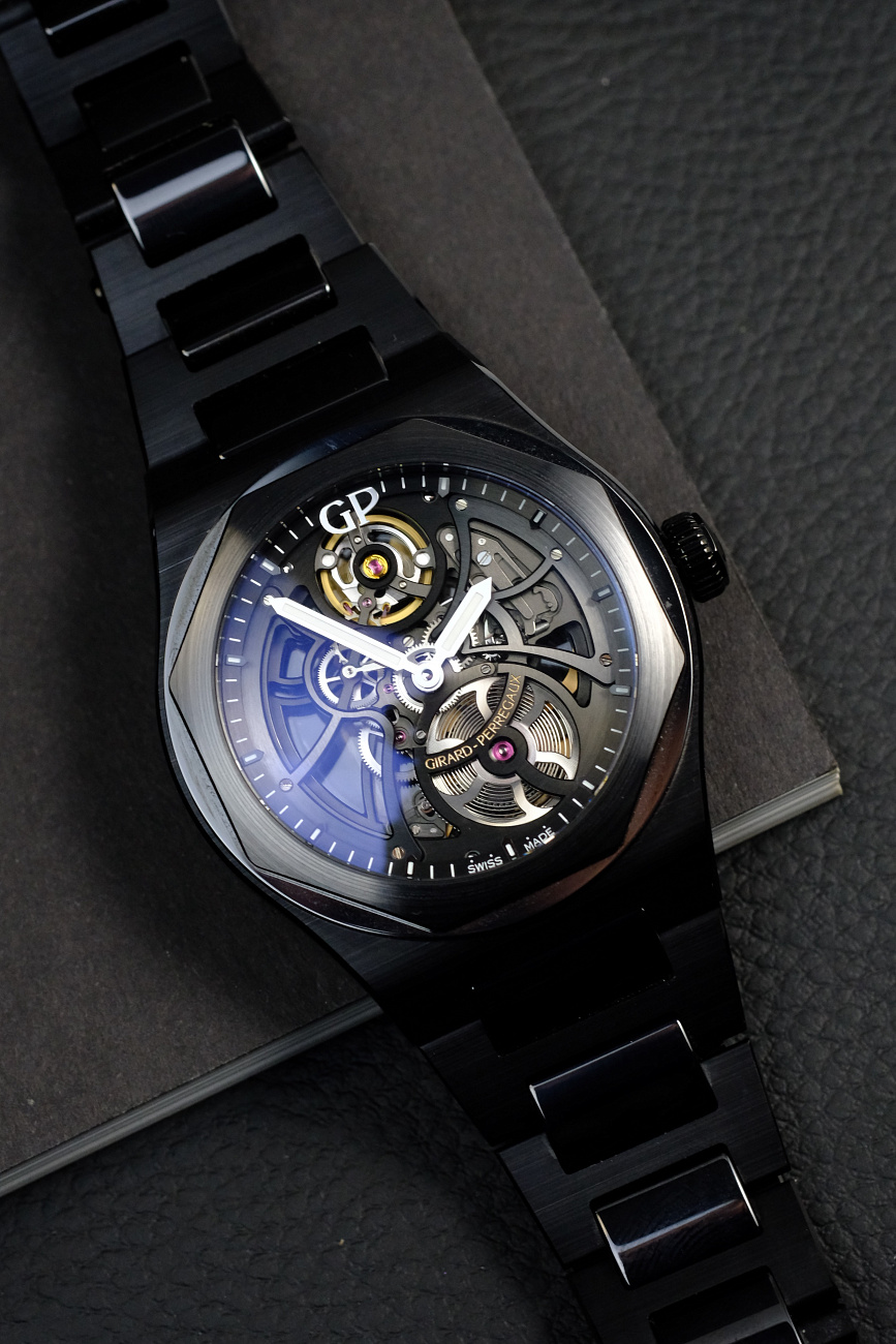 Часы Girard-Perregaux  Laureato Skeleton Ceramic  81015-32-001-32A