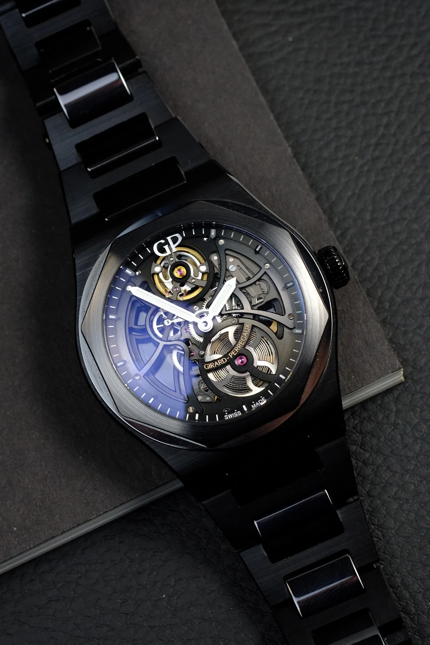 Часы Girard-Perregaux  Laureato Skeleton Ceramic  81015-32-001-32A