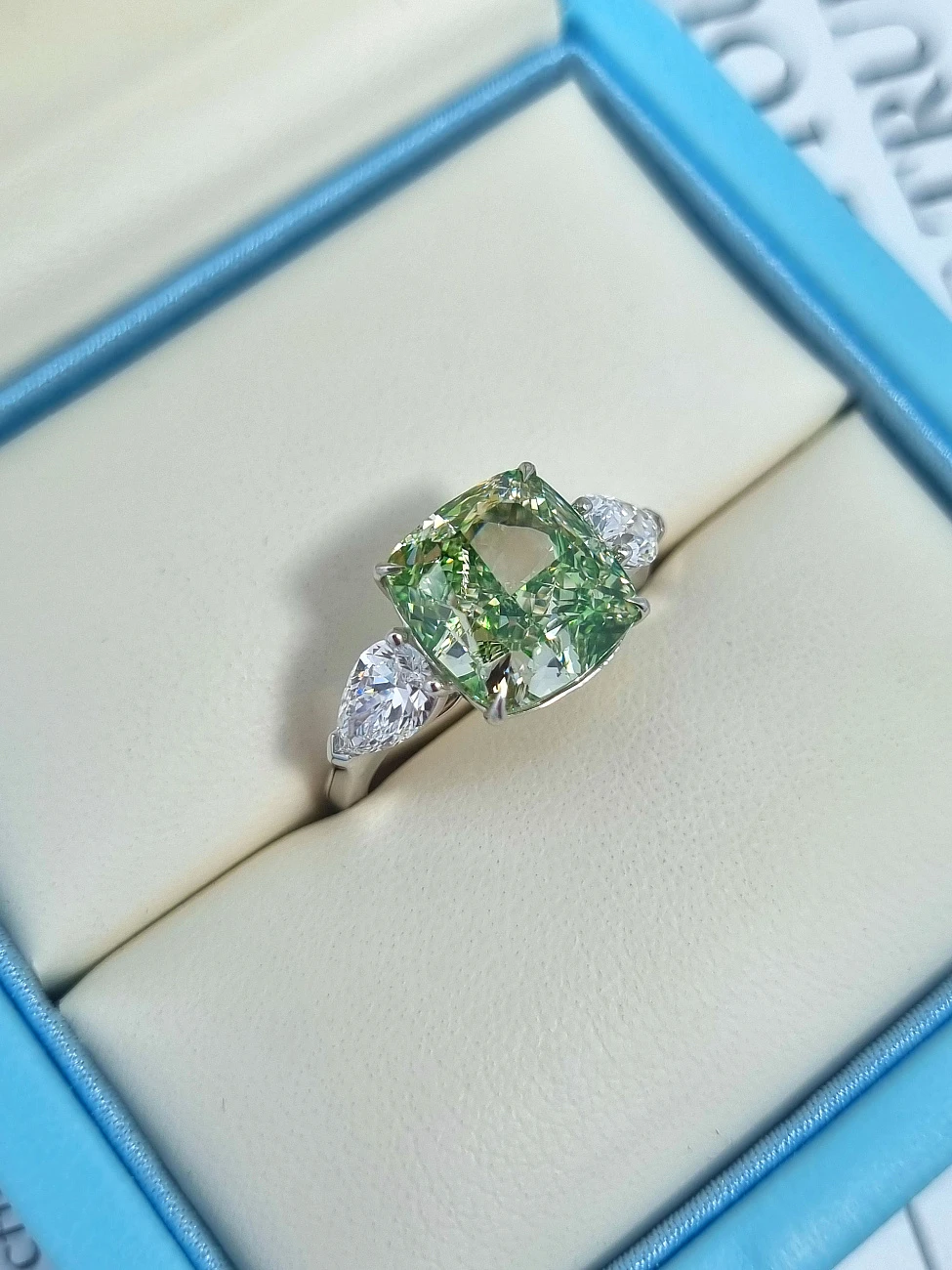 Украшение GIA  Кольцо с бриллиантом 6,01 ct. Fancy Brownish Greenish Yellow/VVS2   
