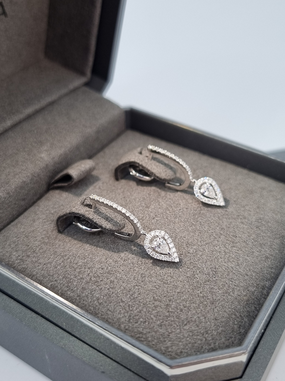 Украшение MESSIKA  Joy Hoop Earrings Pear Diamond 2X0.10Ct  Joy pear-cut diamond hoop earrings for women 07480-WG 