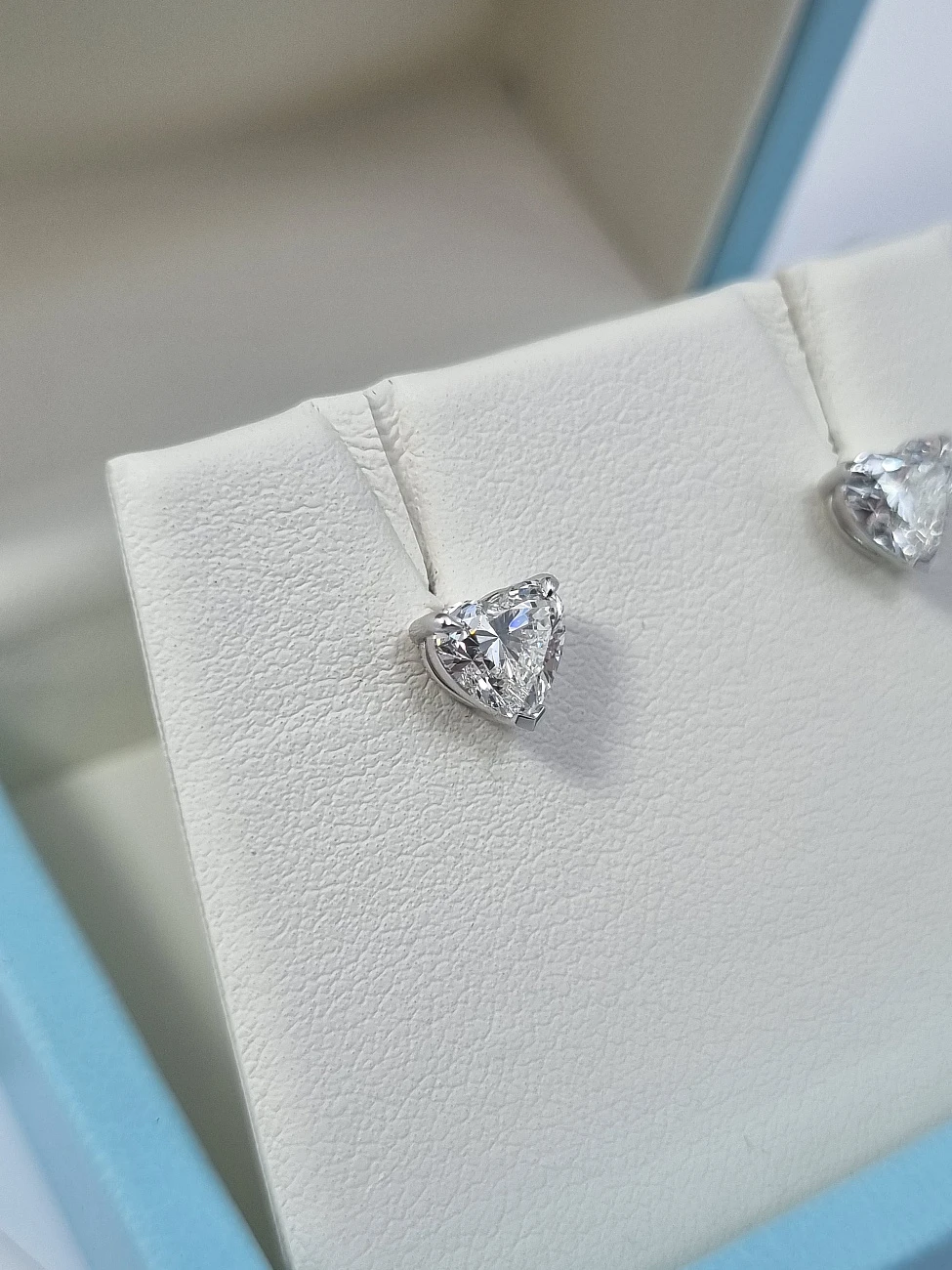 Украшение GIA  Серьги 0,90/0,90 ct. H/VVS2 (Heart Diamonds)   