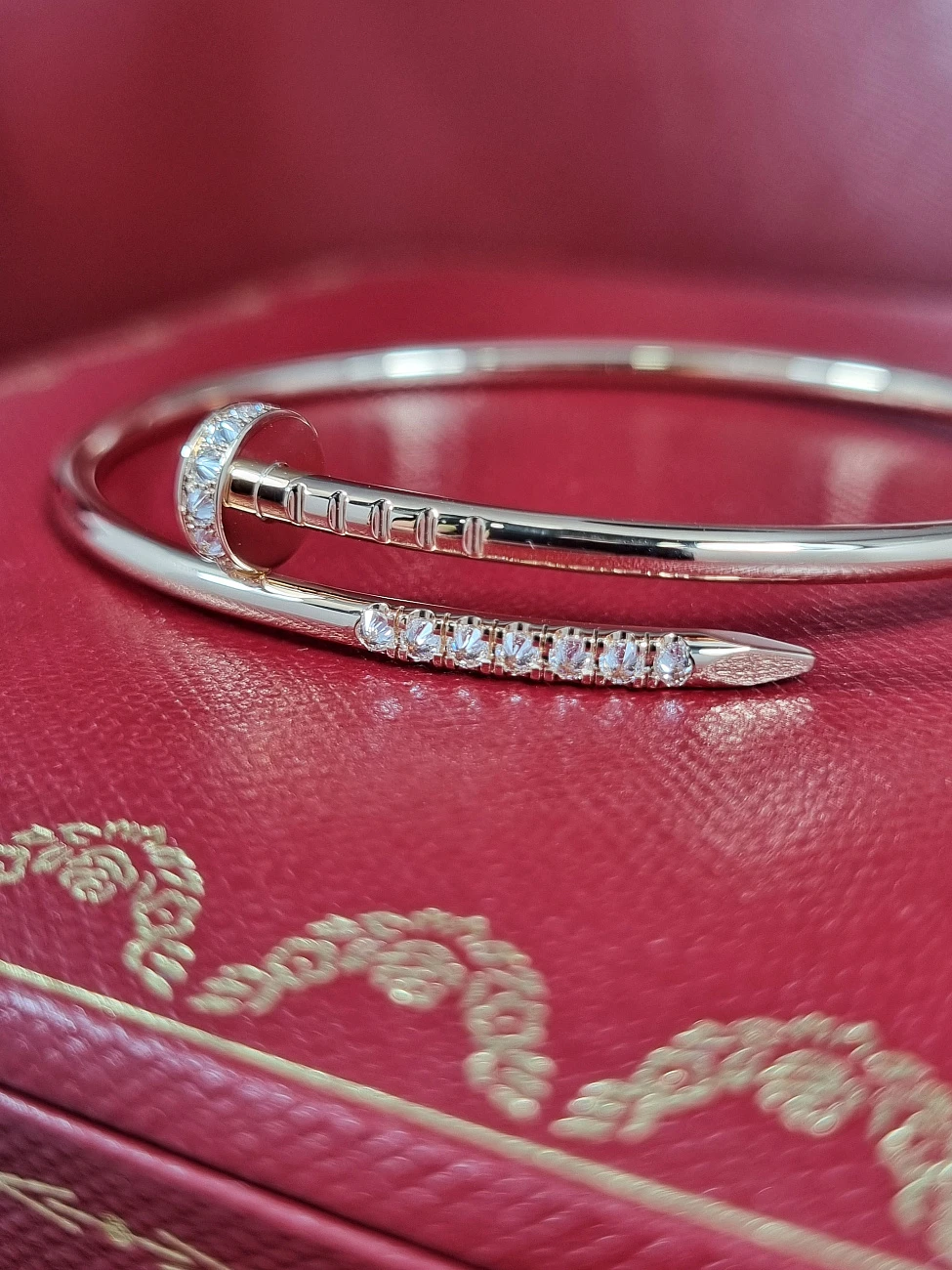 Украшение Cartier  Juste un Clou bracelet, Small Model, Reverse-set Diamonds 17  B6091317 