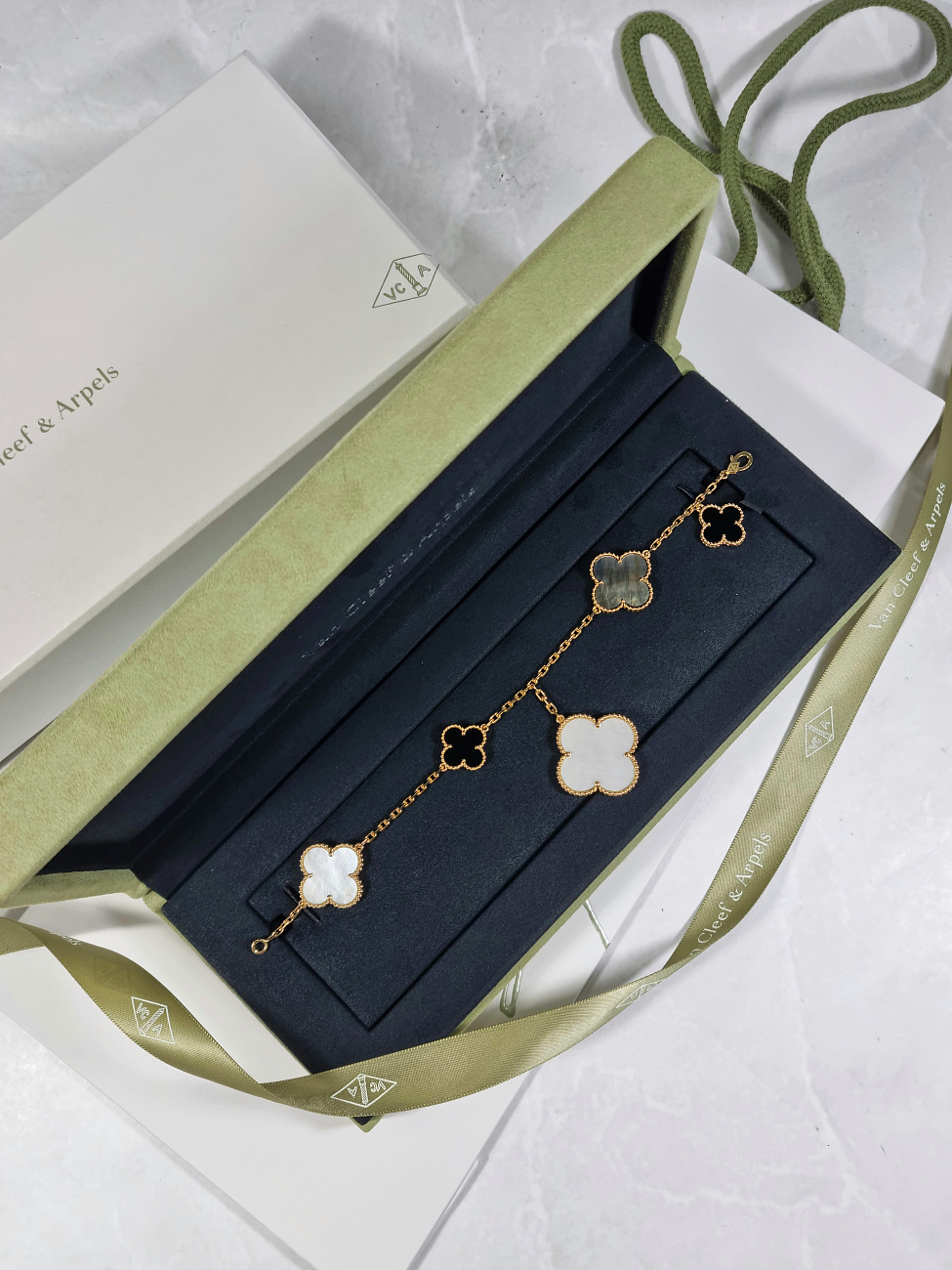 Украшение Van Cleef & Arpels  Magic Alhambra Bracelet, 5 Motifs  VCARD78700 