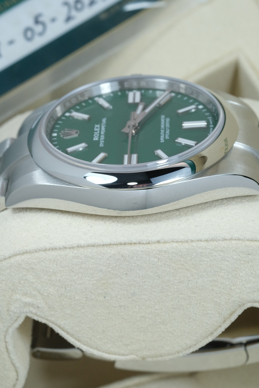Часы Rolex  Oyster Perpetual 41 Mm Green Dial New Model  134300