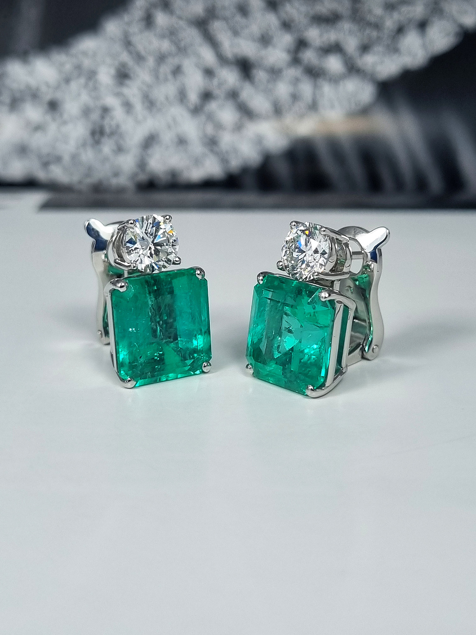 Украшение GRS GemResearch Swisslab  Серьги с изумрудами 7,08/8,75 ct. Vivid Green (Colombia)   