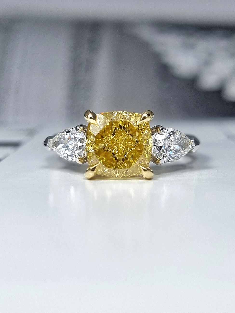 Украшение GIA  Кольцо с бриллиантом 3,02 ct. Fancy Deep Yellow/VS2   