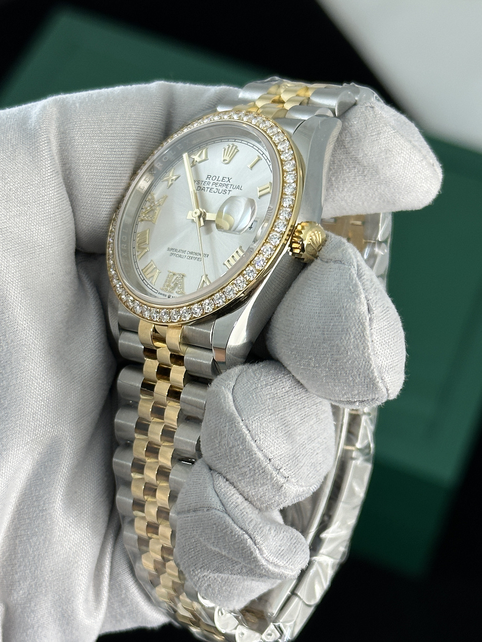 Часы Rolex  Datejust 36Mm Diamond Bezel Silver Roman Dial Steel And Yellow Gold  126283RBR