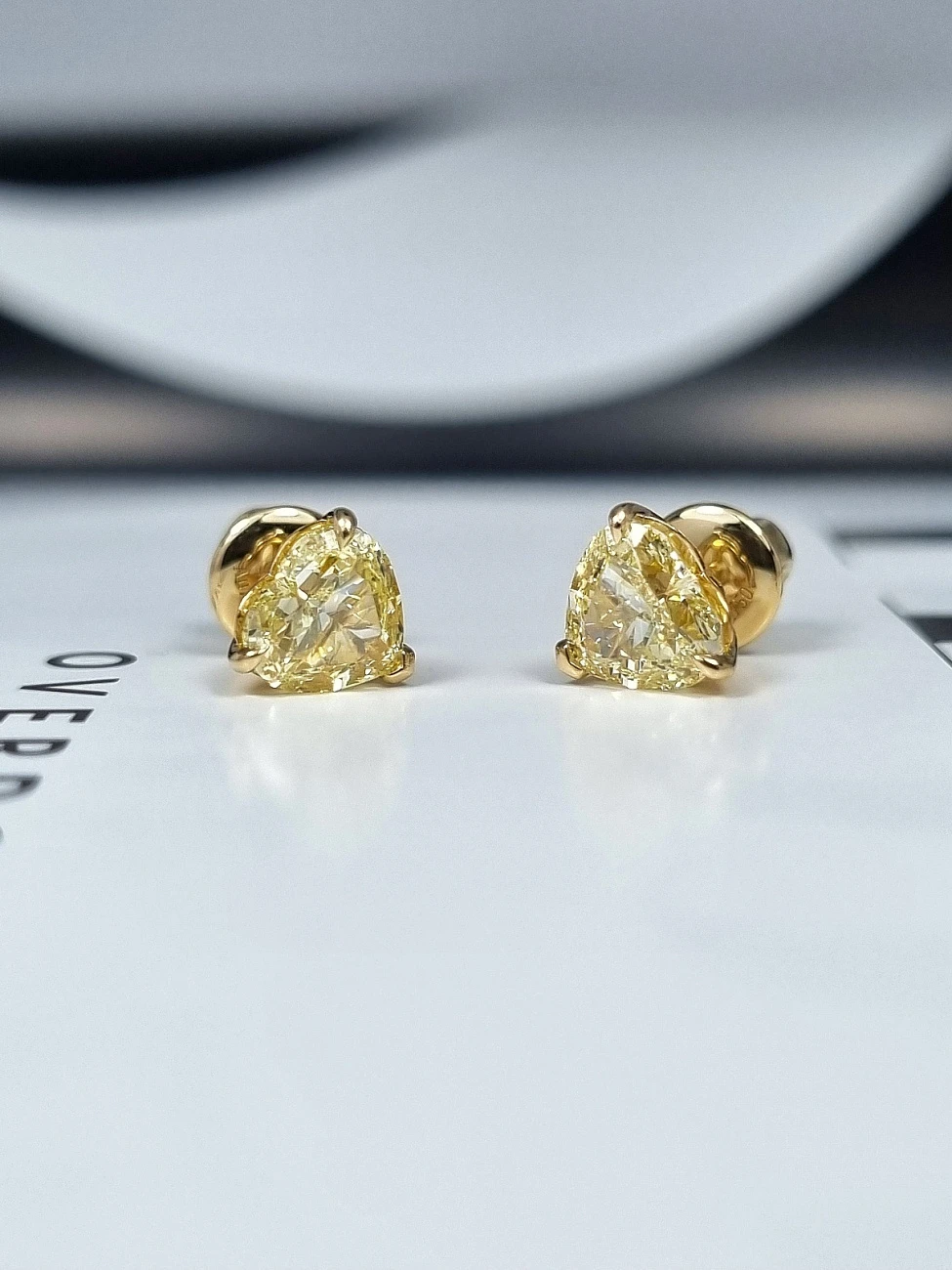 Украшение GIA  Серьги 1,01/1,02 ct. Fancy Yellow/VVS1-VS2 Heart Diamonds   