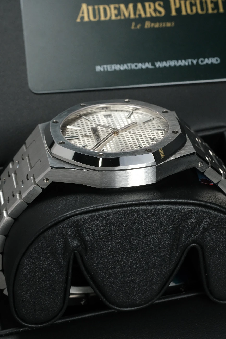 Часы Audemars Piguet  Royal Oak 41Mm White Dial  15500ST.OO.1220ST.04