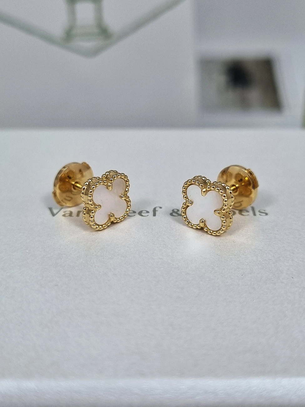 Украшение Van Cleef &amp; Arpels  Sweet Alhambra Earstuds Yellow Gold Mop  VCARA44800 
