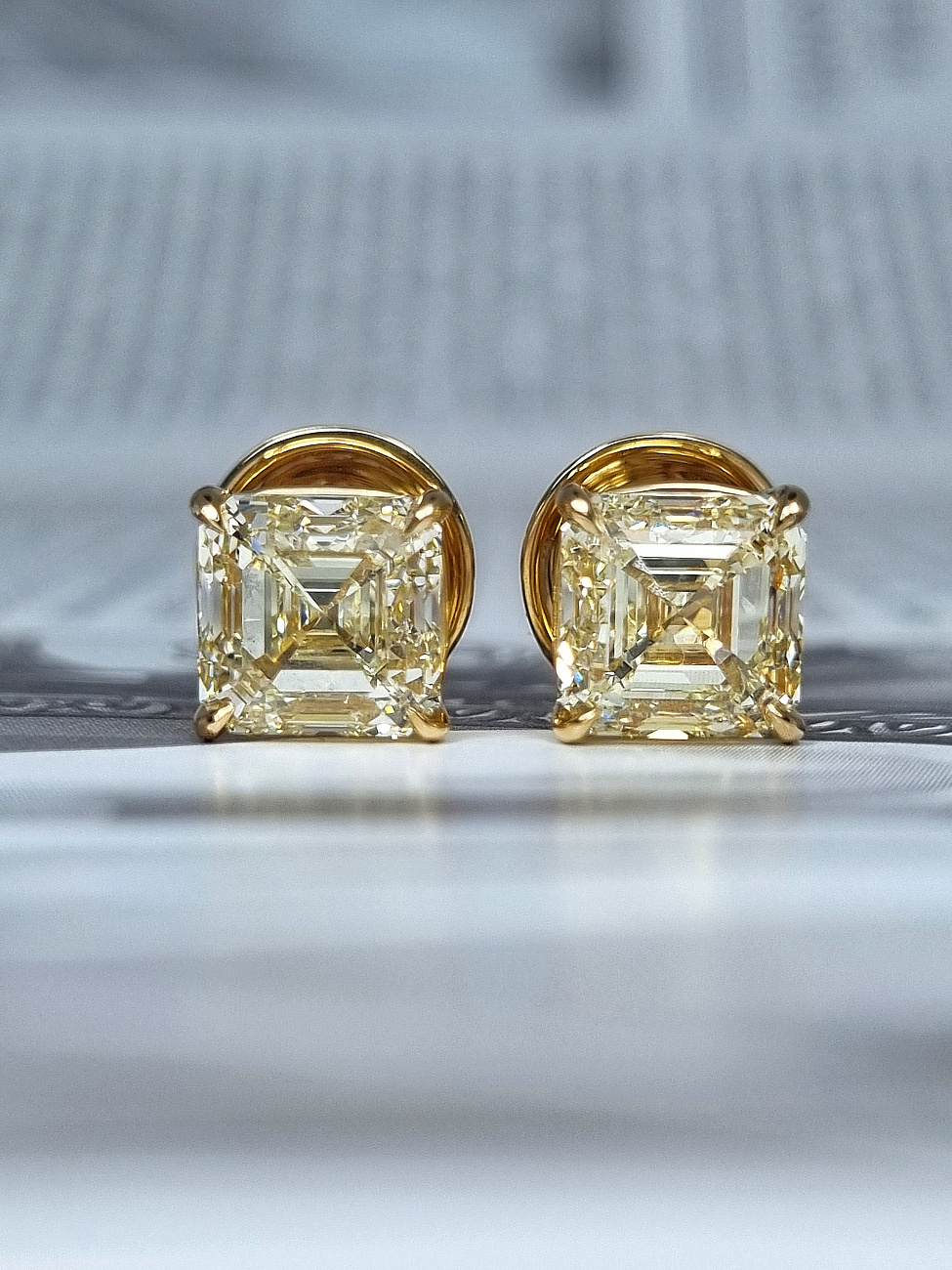 Украшение GIA  Серьги 2,51/2,51 ct. U to V/VS1 (Asscher cut)   