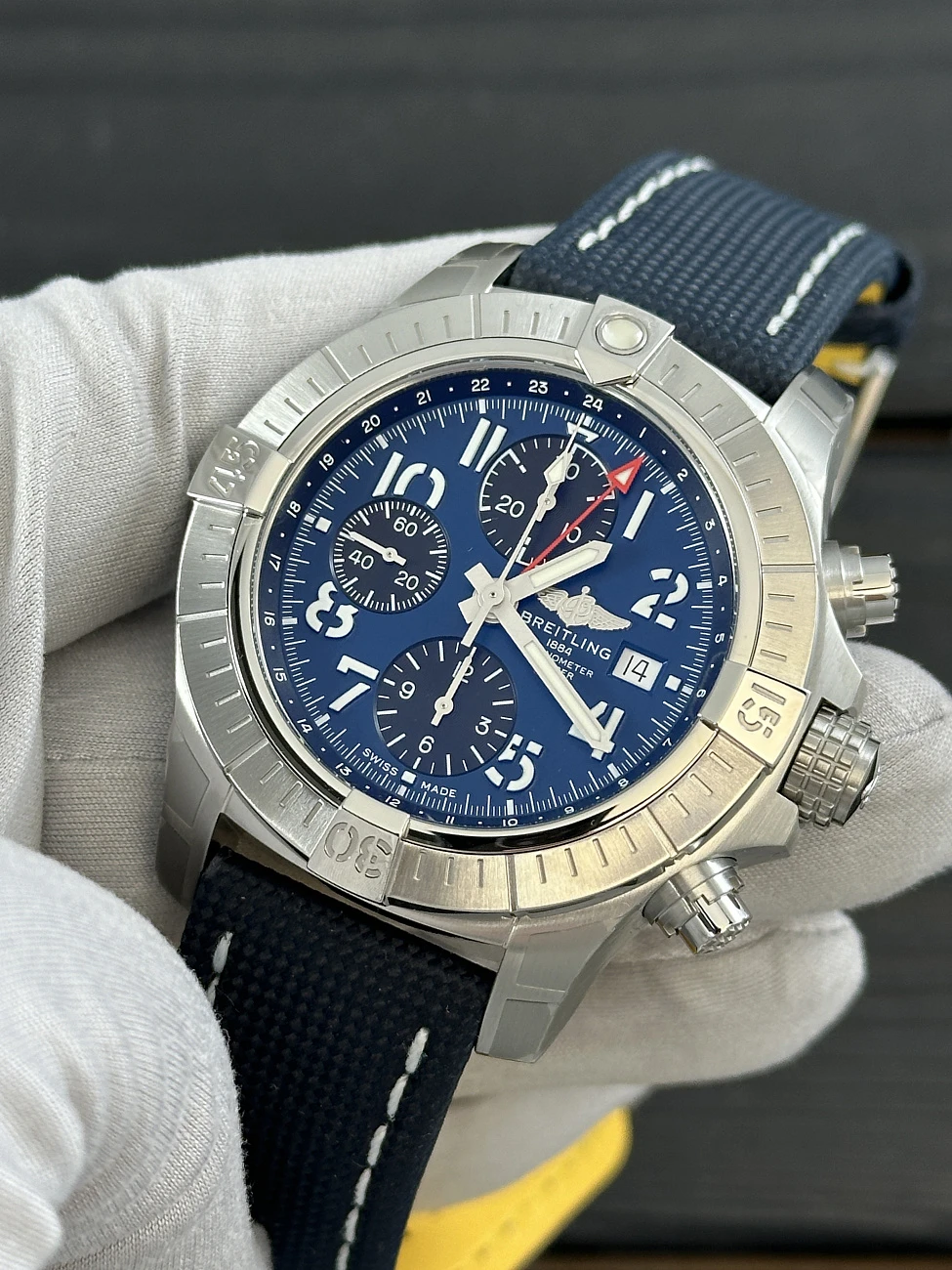 Часы Breitling  Avenger Chronograph Gmt 45  A24315101C1X2
