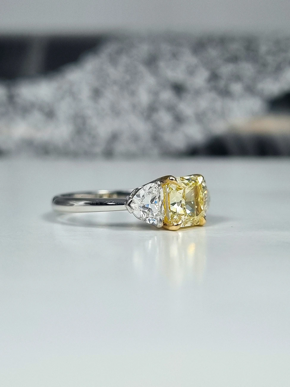 Украшение GIA  Кольцо 1,72 ct. Fancy Light Yellow/VVS2   