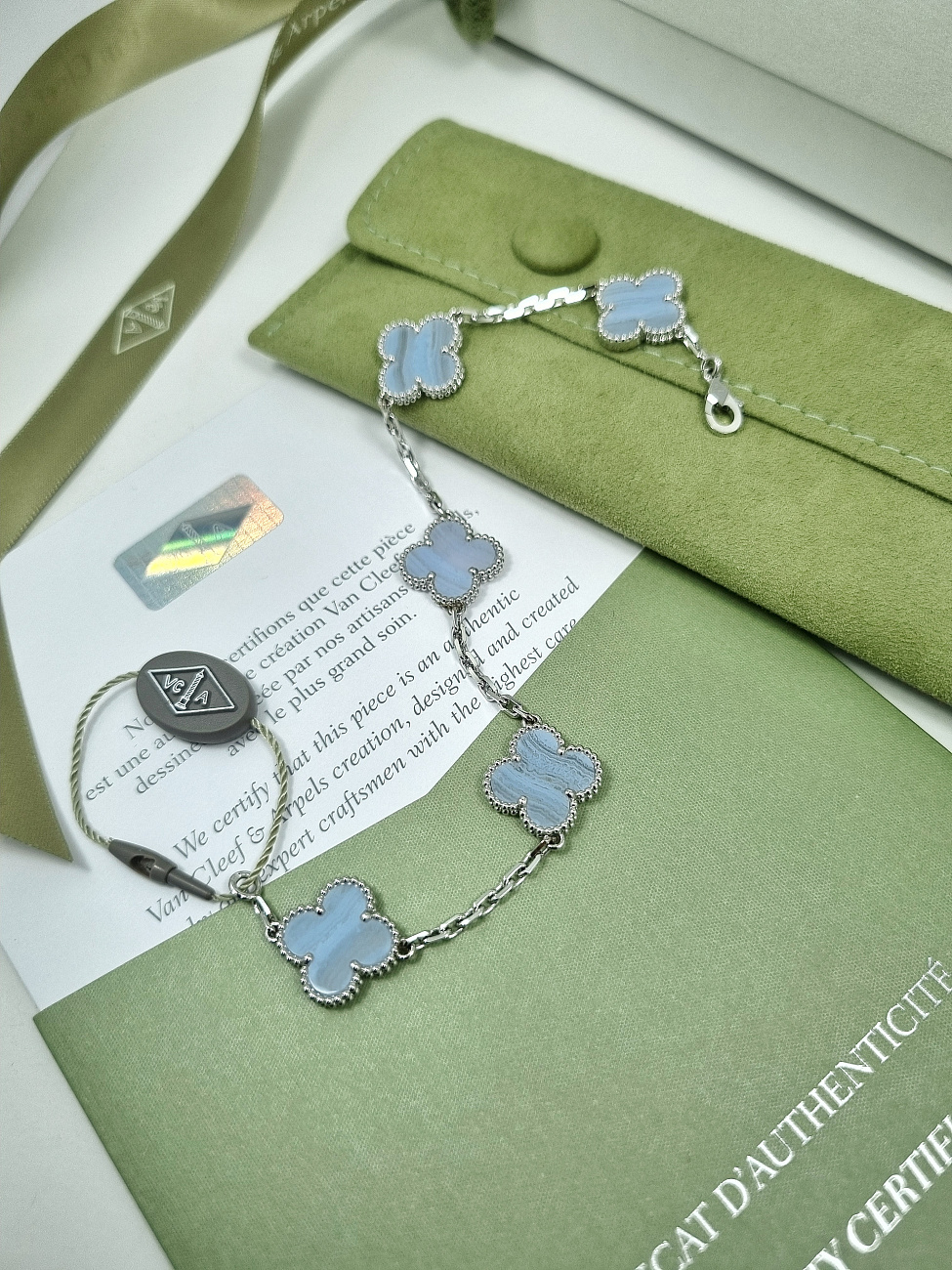 Van Cleef & Arpels в наличии в Москве в &quot;Мануфактуре&quot;! 