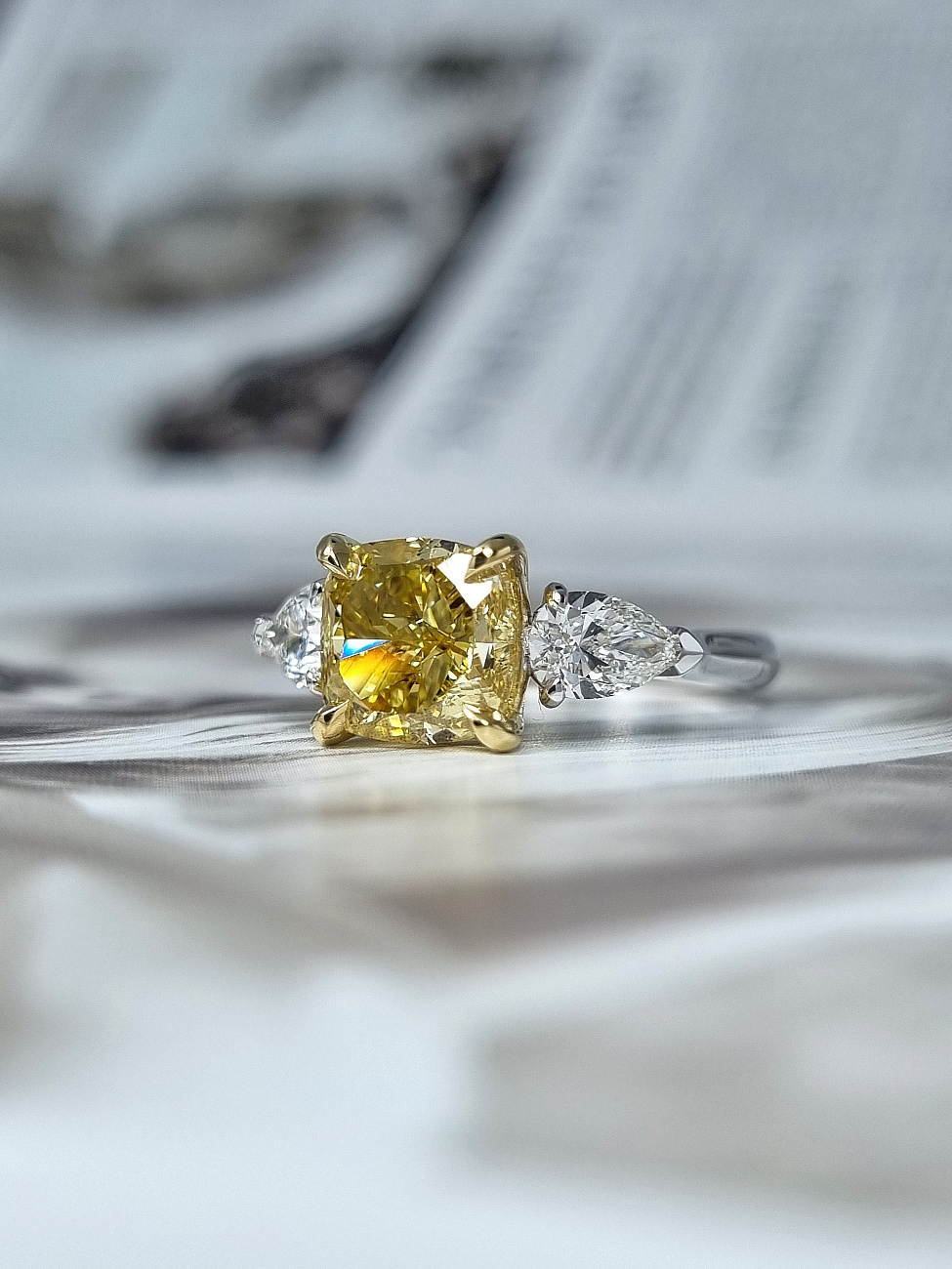 Украшение GIA  Кольцо с бриллиантом 3,02 ct. Fancy Deep Yellow/VS2   