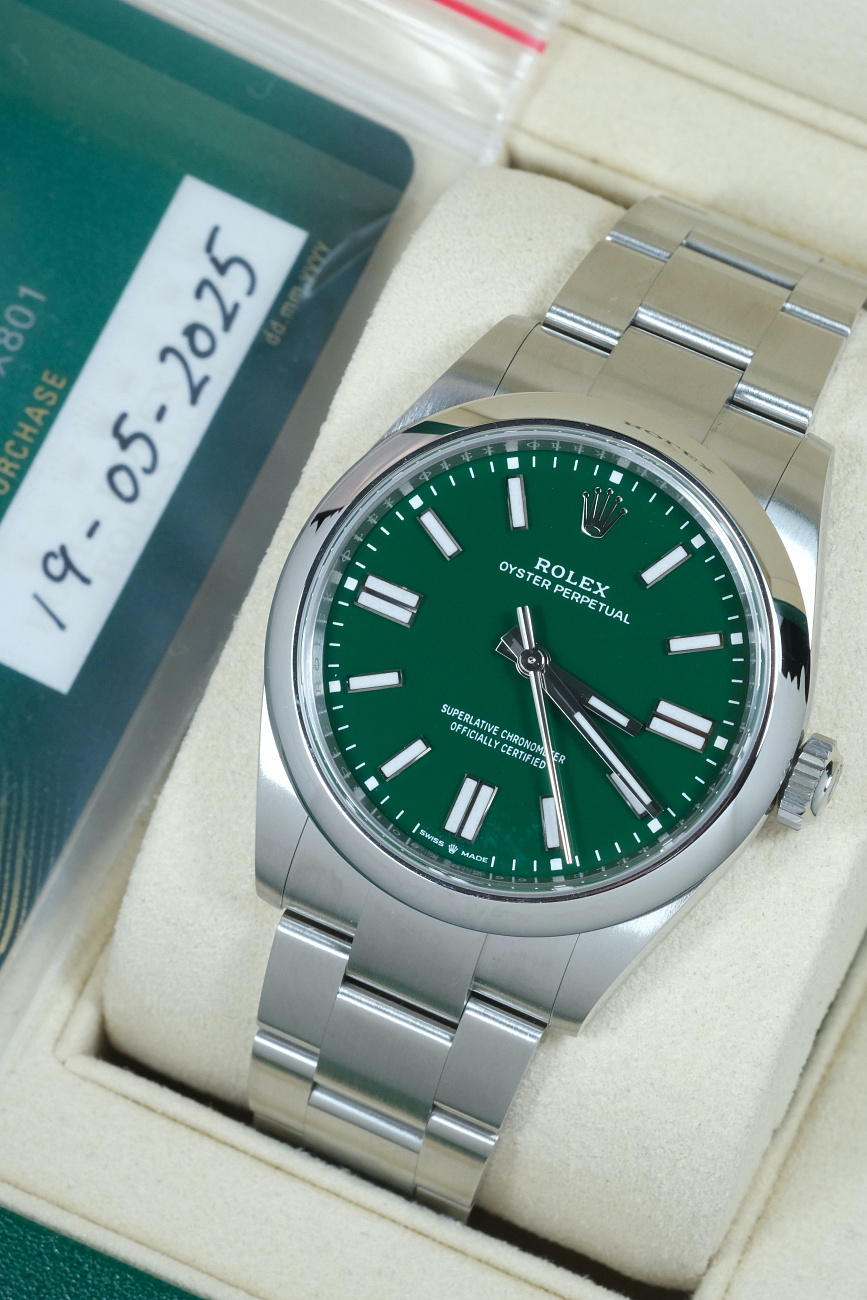 Часы Rolex  Oyster Perpetual 41 Mm Green Dial New Model  134300