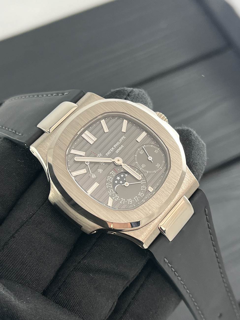 Часы Patek Philippe  Nautilus White Gold  5712G-001