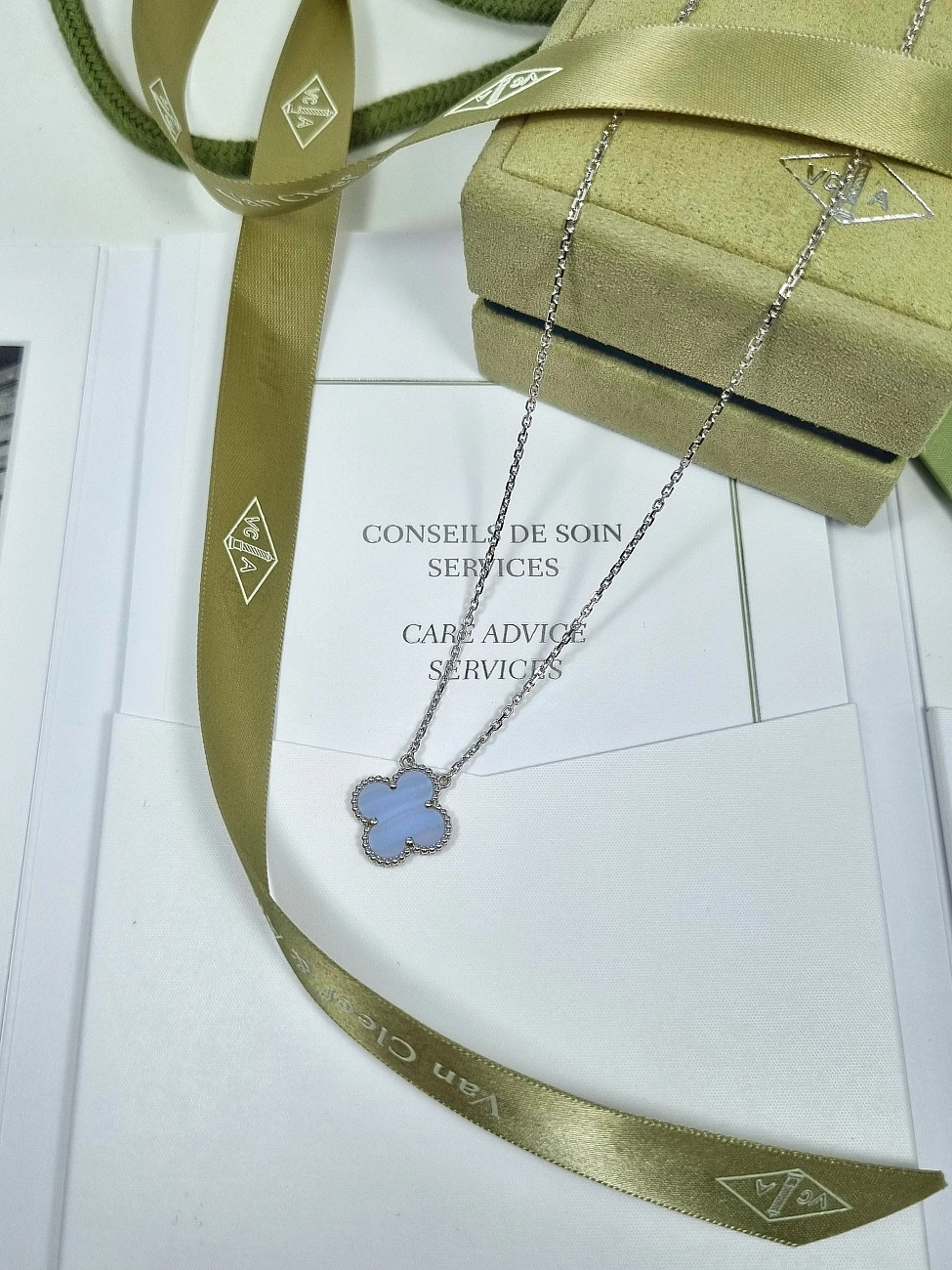 Украшение Van Cleef &amp; Arpels  Vintage Alhambra pendant Chalcedony  VCARD34900 