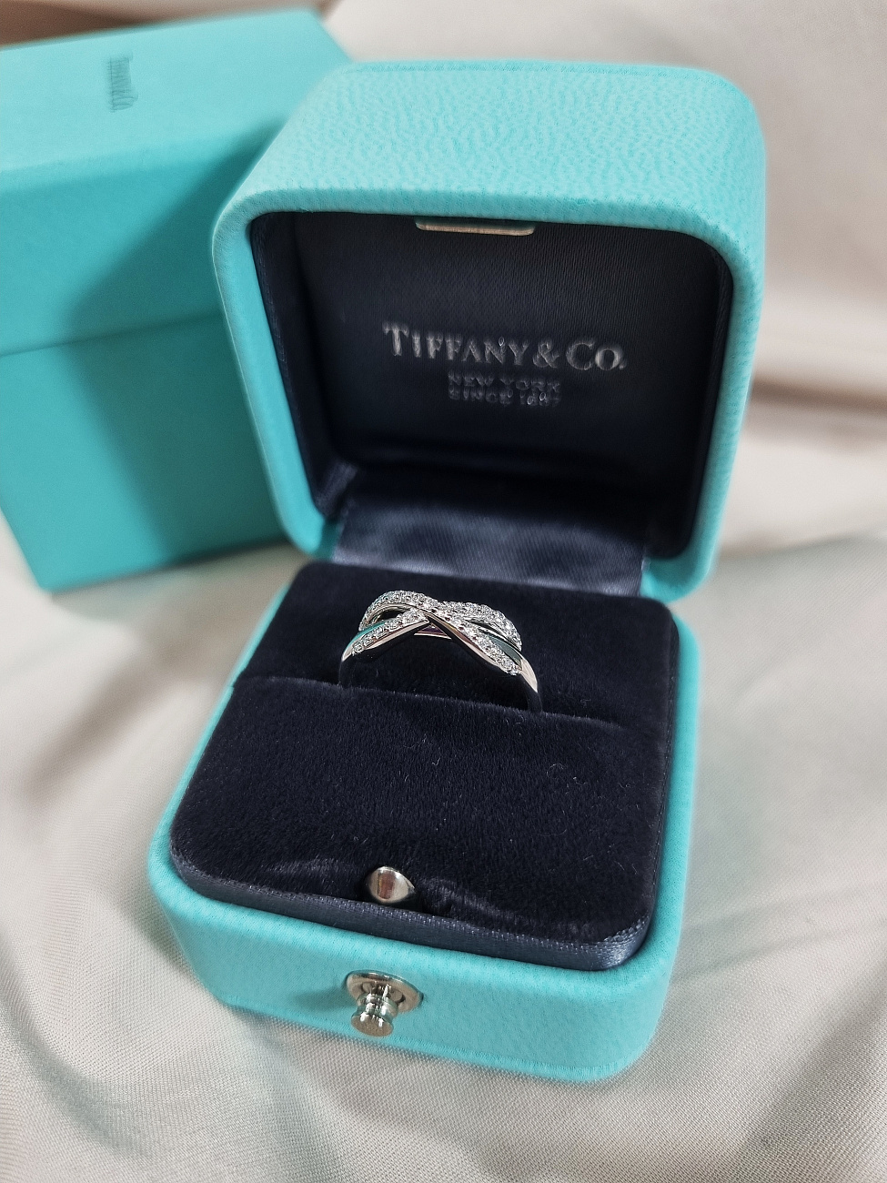 Украшение Tiffany & Co  Infinity Diamond Ring   