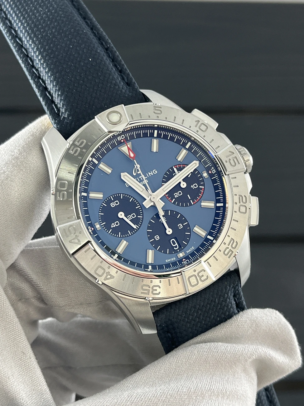 Часы Breitling  Avenger B01 Chronograph 44Mm  AB0147101C1X1