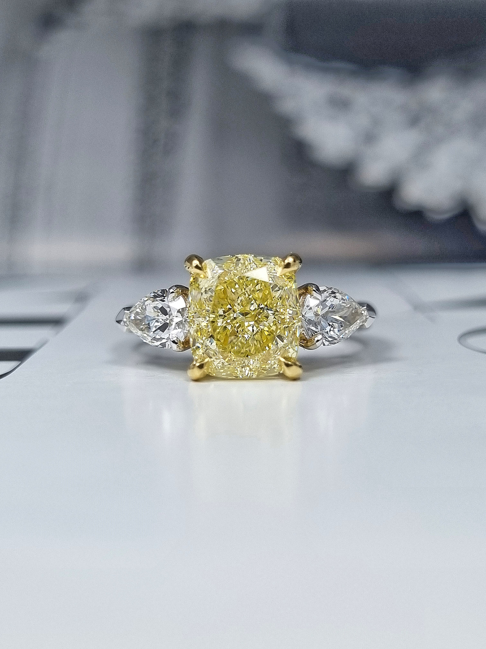 Украшение GIA  Кольцо 3,02 ct. Fancy Light Yellow/Internally Flawless   
