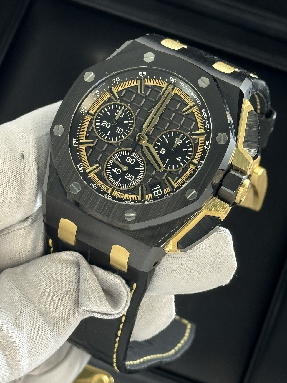 Часы Audemars Piguet  Royal Oak Offshore Chronograph 43Mm Ceramic Yellow Gold  26420CE.OO.A127CR.01