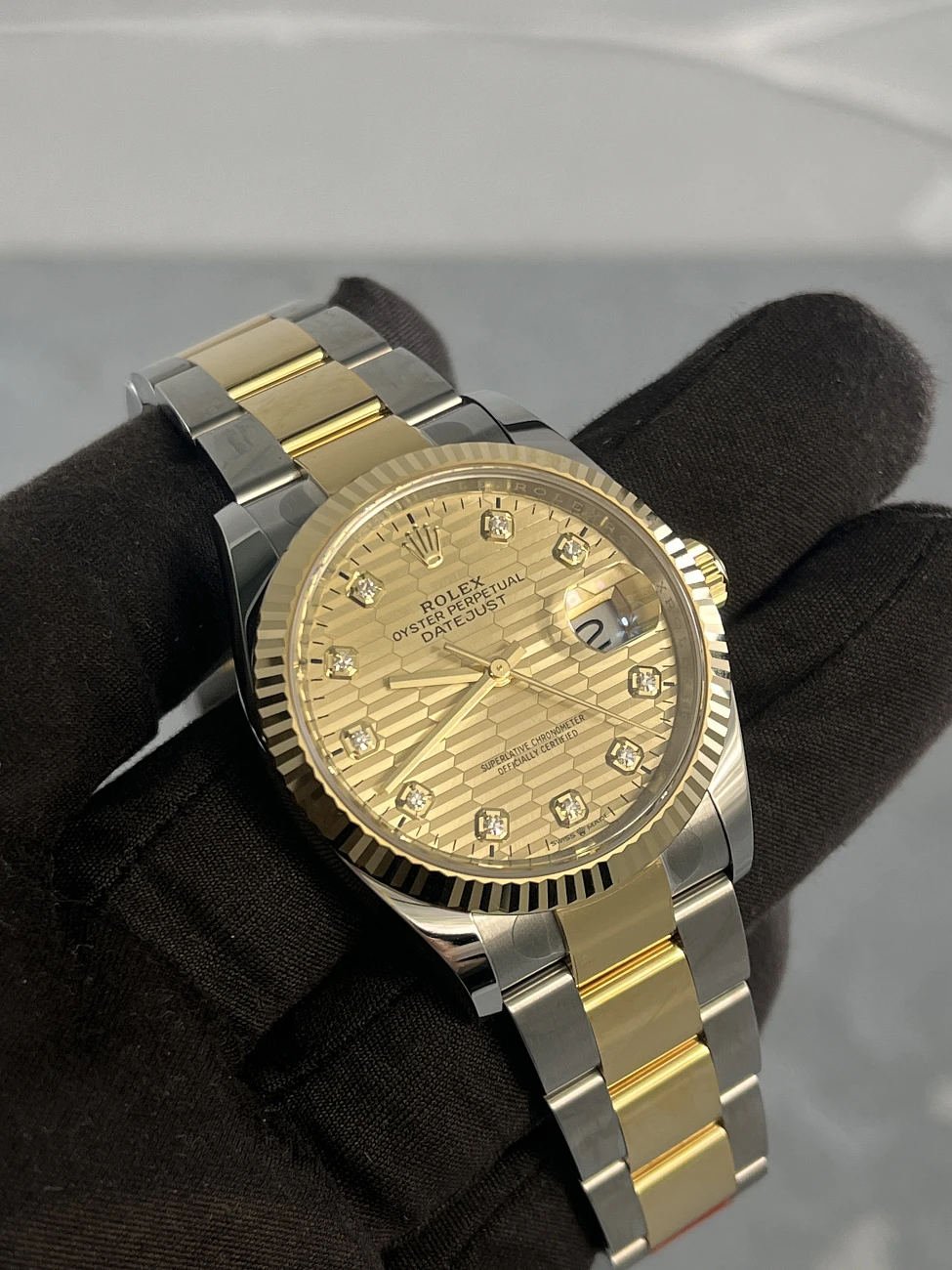 Часы Rolex  Datejust Champagne Fluted Motif Dial And Diamonds  126233