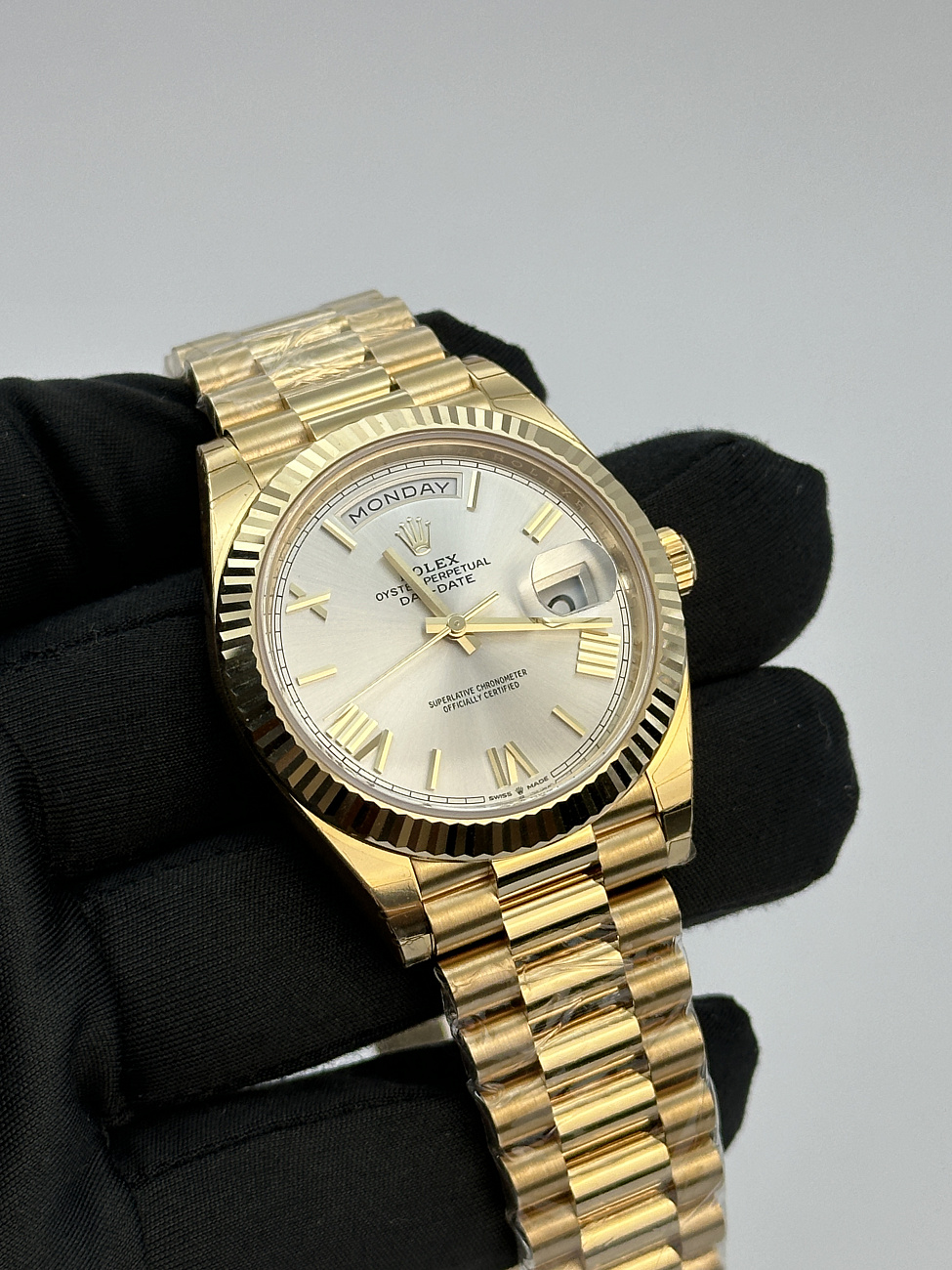 Часы Rolex  Day Date 40Mm Yellow Gold Silver Dial  228238