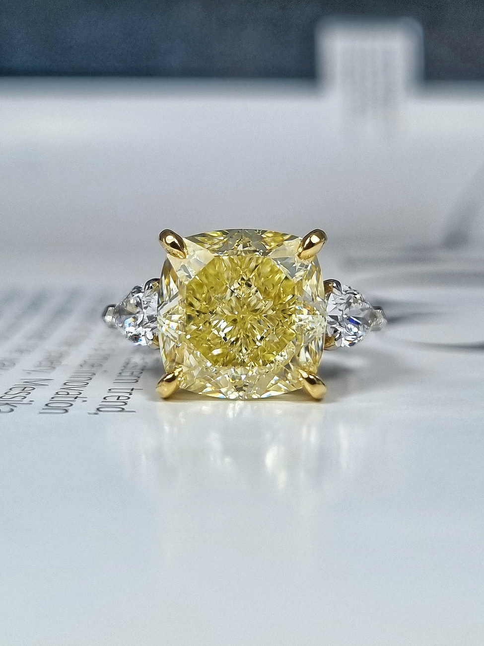 Украшение GIA  Кольцо с бриллиантом 10,03 ct. Fancy Light Yellow/VS2   