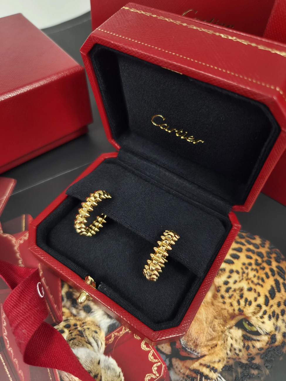 Украшение Cartier  Clash de Cartier earrings small Model, Yellow Gold  B8301490 