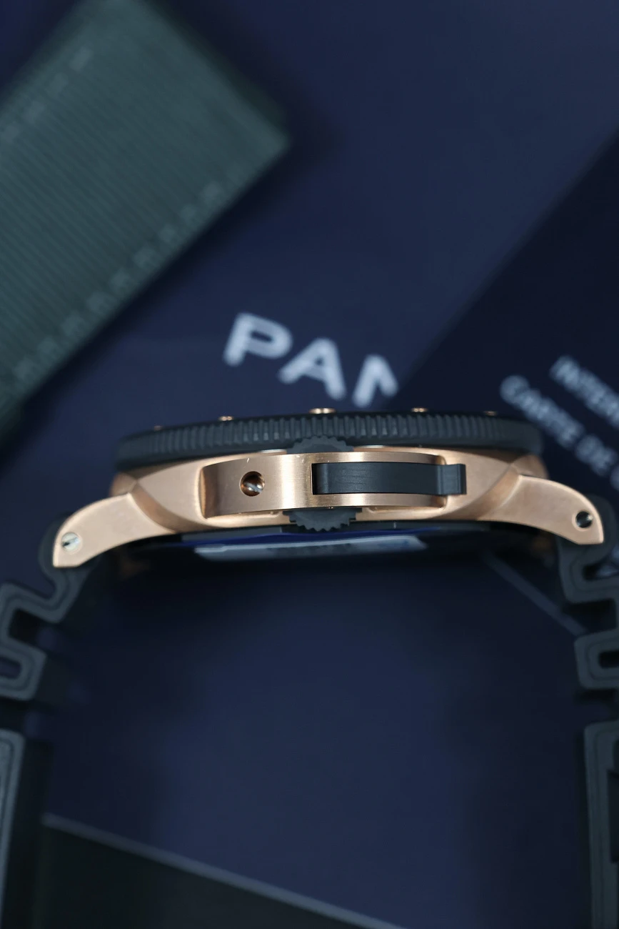Часы Panerai  Submersible 44mm, Goldtech™ PAM02070  PAM02070