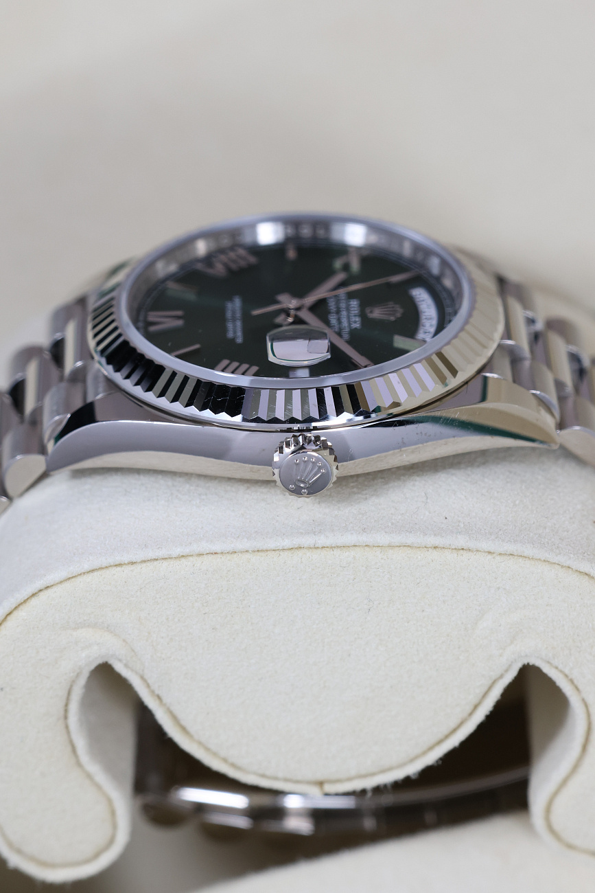 Часы Rolex  Oyster Perpetual White Gold Day-Date Olive Dial  228239