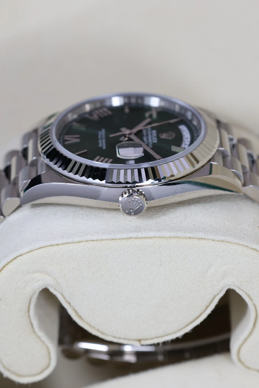Часы Rolex  Oyster Perpetual White Gold Day-Date Olive Dial  228239