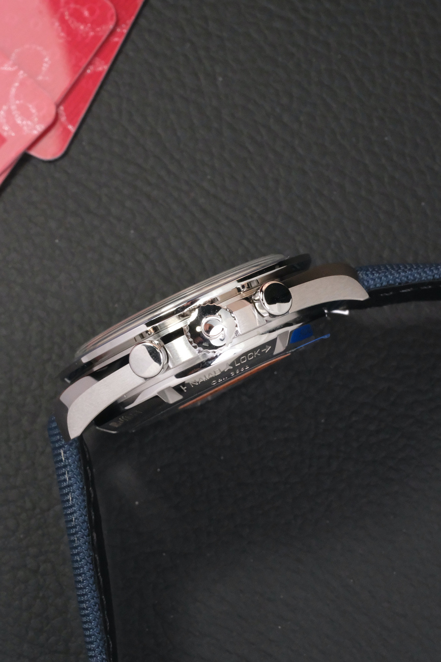 Часы Omega  Speedmaster Snoopy  310.32.42.50.02.001