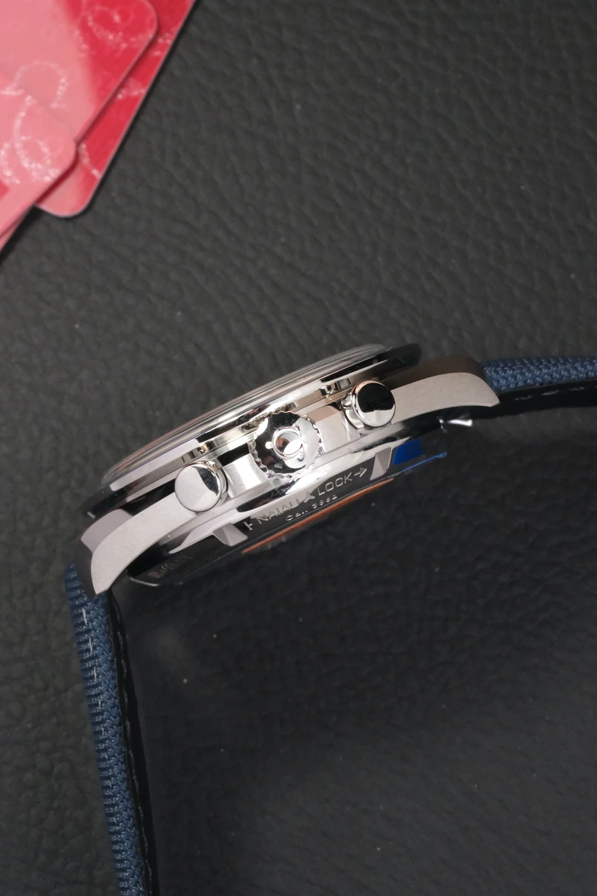 Часы Omega  Speedmaster Snoopy  310.32.42.50.02.001