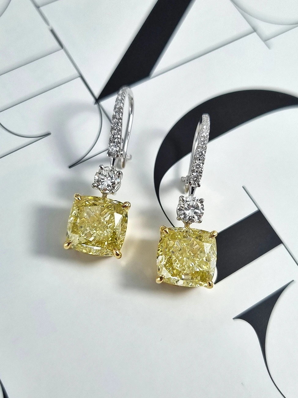 Украшение GIA  Серьги c бриллиантами 5,01/5,03 ct. Fancy Yellow/VS   