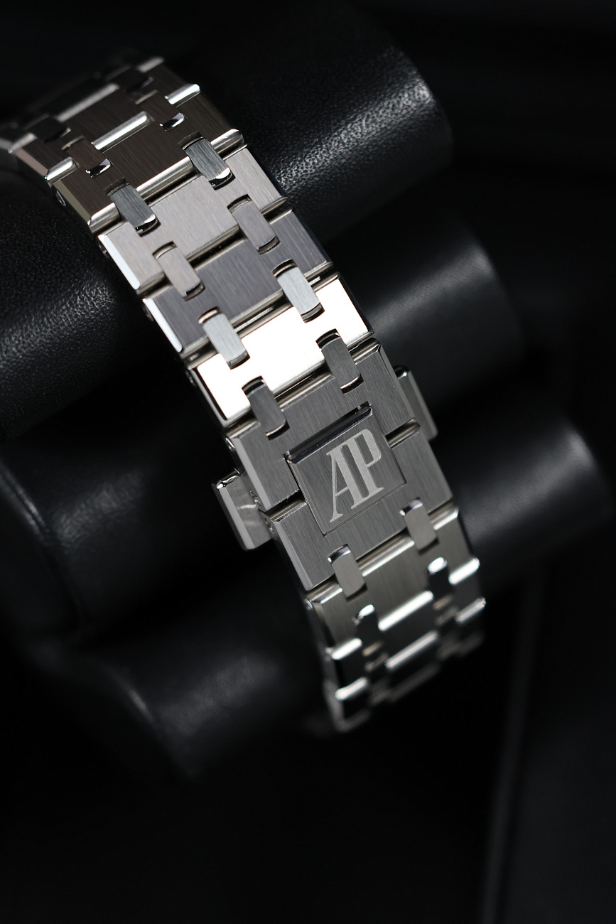 Часы Audemars Piguet  Royal Oak Quartz Steel White Dial Diamond Bezel 33Mm  67651ST.ZZ.1261ST.01