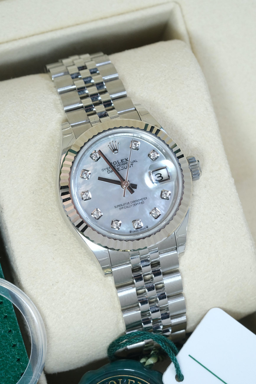 Часы Rolex  Datejust 28Mm Mop Dial Diamond Index  279174