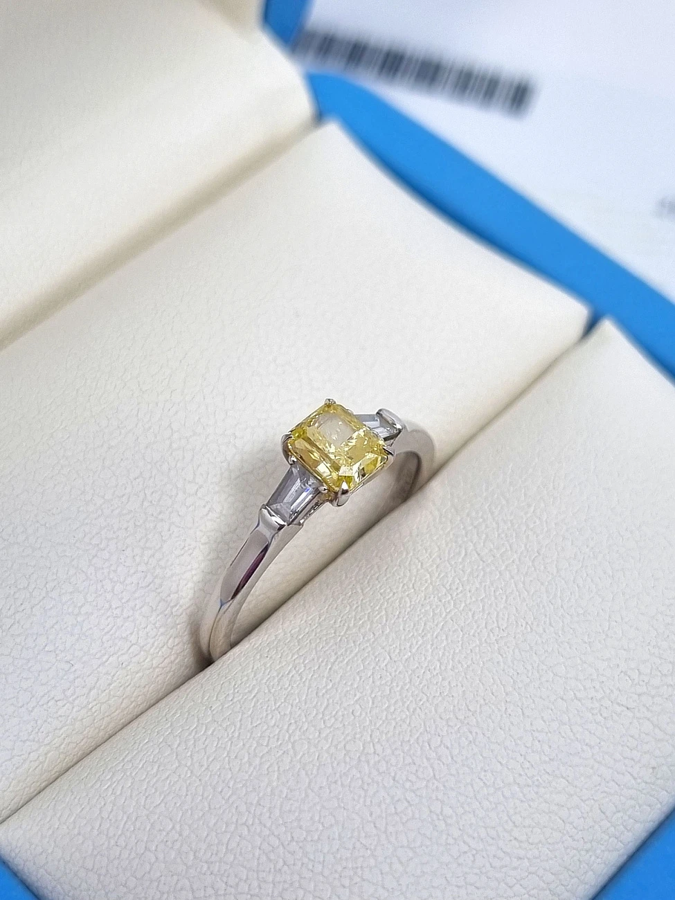 Украшение GIA  Кольцо с бриллиантом 0,63 ct. FIY/VVS2   