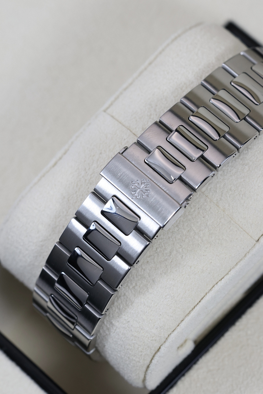 Часы Patek Philippe  Nautilus Travel Time Chronograph  5990/1A-001