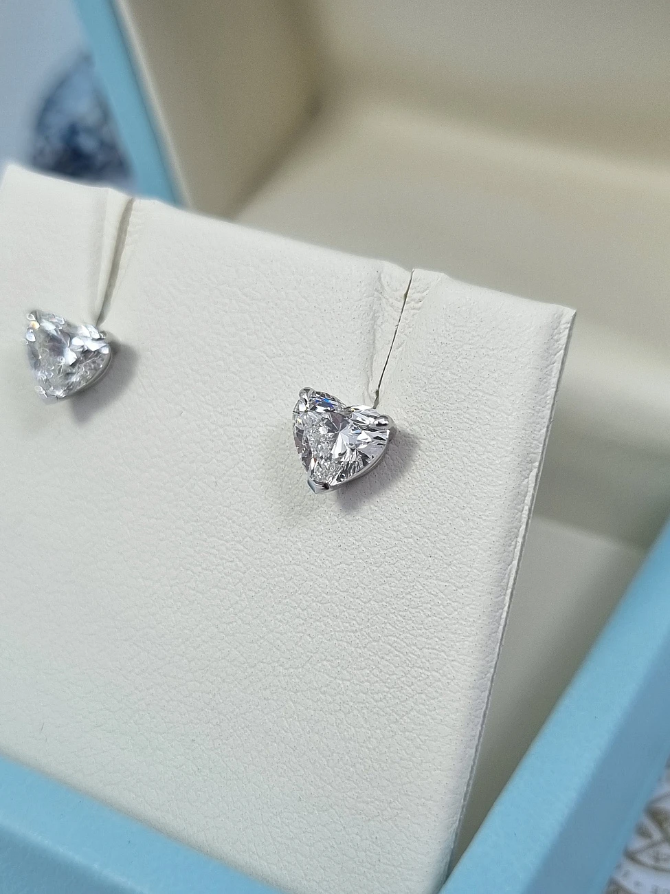 Украшение GIA  Серьги 0,90/0,90 ct. H/VVS2 (Heart Diamonds)   