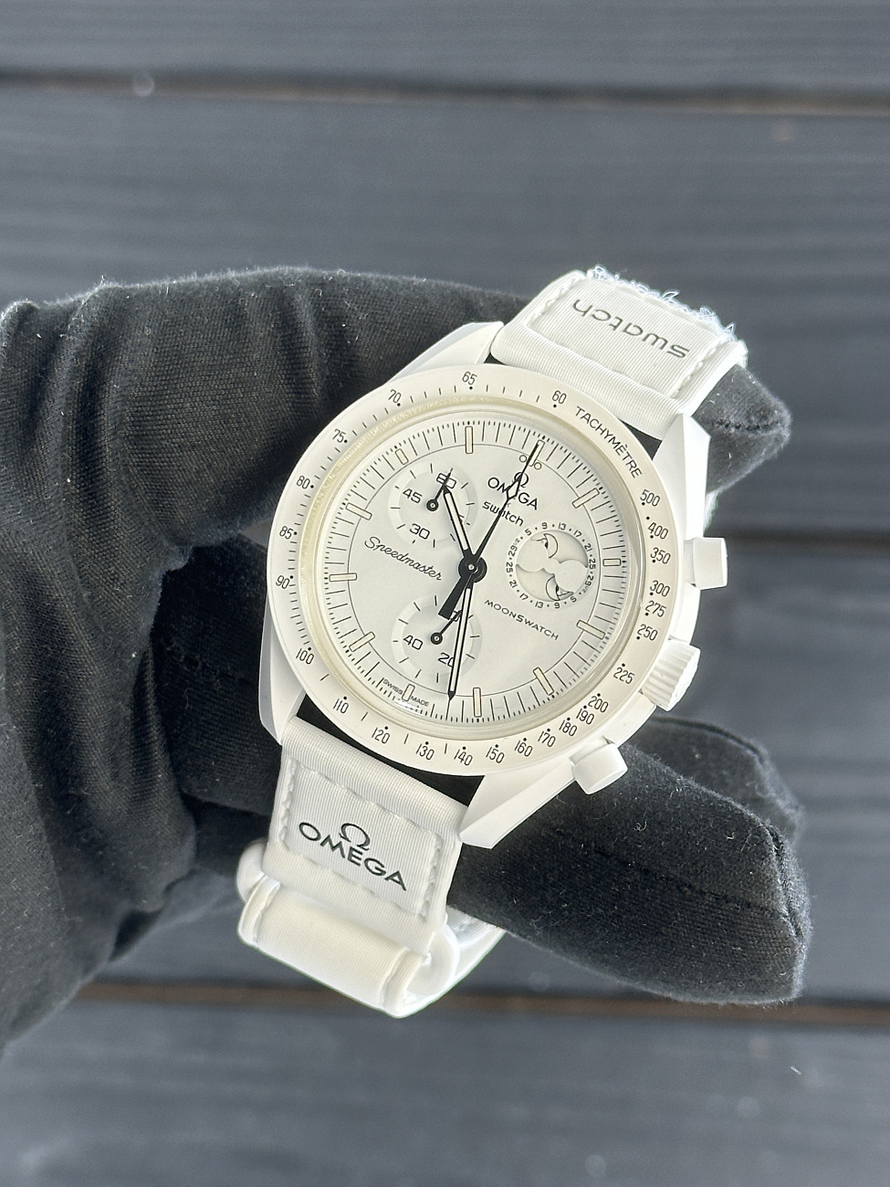 Часы Omega  Moonswatch Snoopy 2024  