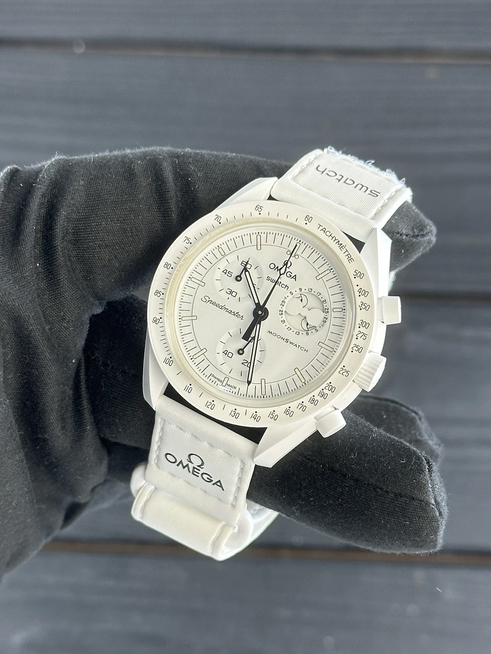 Часы Omega  Moonswatch Snoopy 2024  