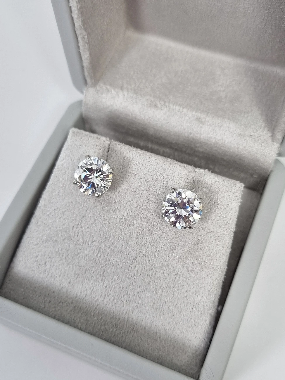 Украшение Graff  Stud Earrings 3,01/3,06 Ct. D-E/Vs1   